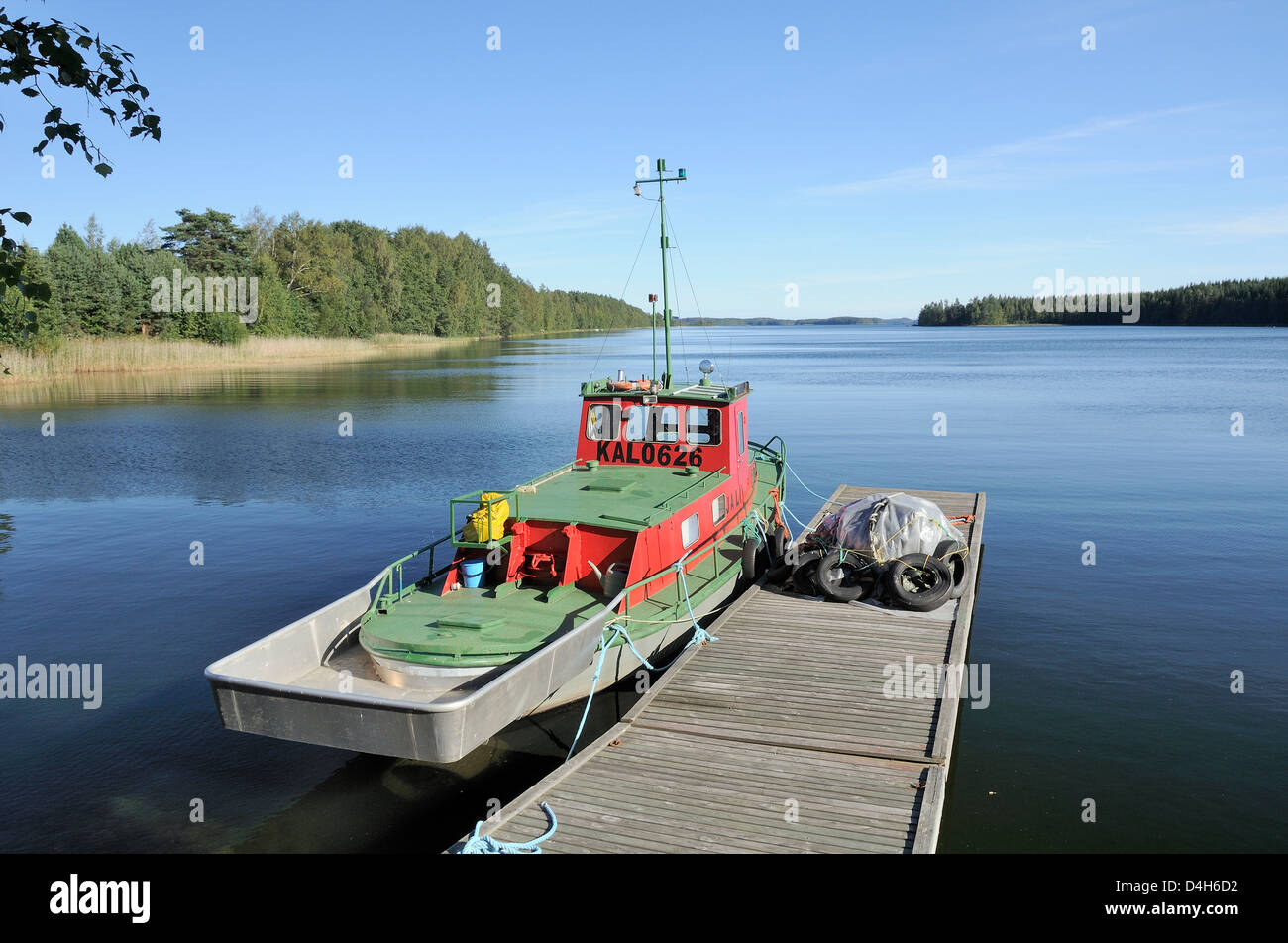 Boot vor Anker an einem Steg am See Puruvesi, ein Zweig der Saimaa-See in der Nähe von Kerimaki, Finnland, Scandinavia Stockfoto