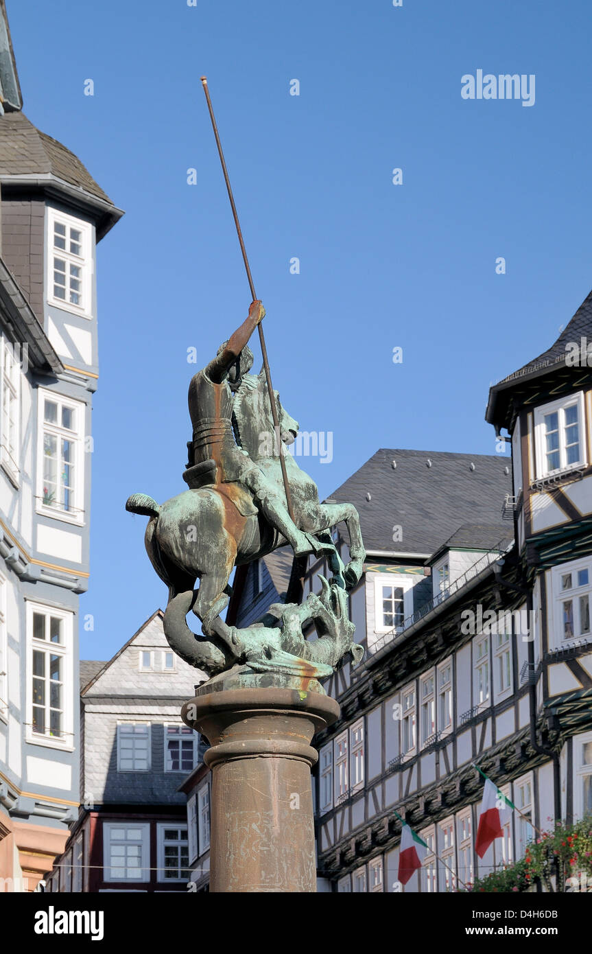 Statue des Hl. Georg tötet das Drachen, Marktplatz, Marburg, Hessen, Deutschland Stockfoto