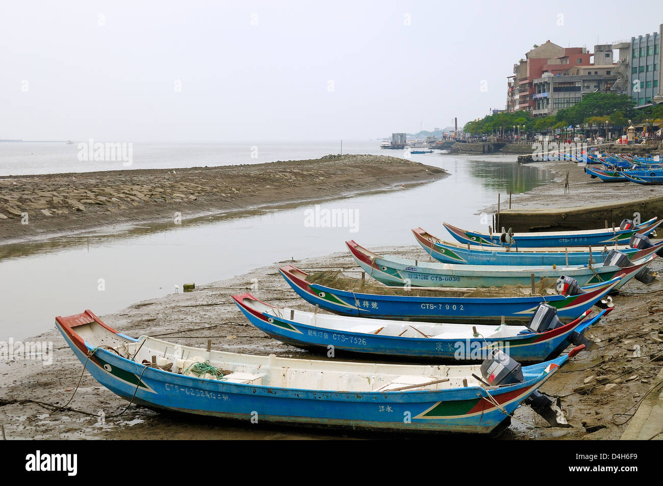 Sampan Stil Angelboote/Fischerboote vertäut am Ufer des Tamsui Flussmündung bei Ebbe, Tamsui (Danshui), Taiwan Stockfoto