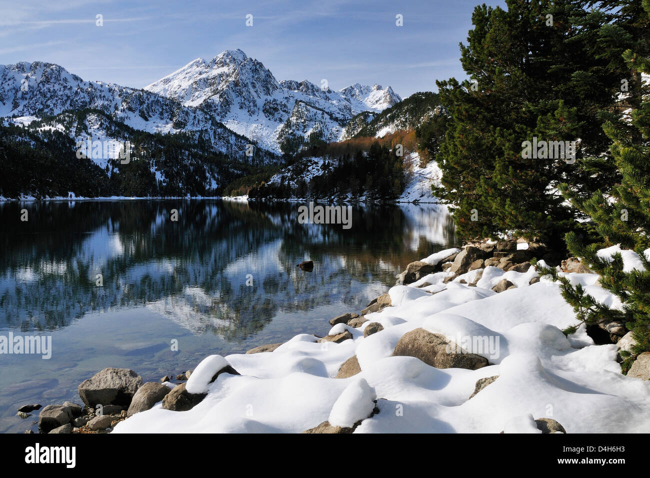 St. Maurici See und schneebedeckten Gipfeln des Nationalparks Aigues Torten im Winter, Pyrenäen, Katalonien, Spanien Stockfoto