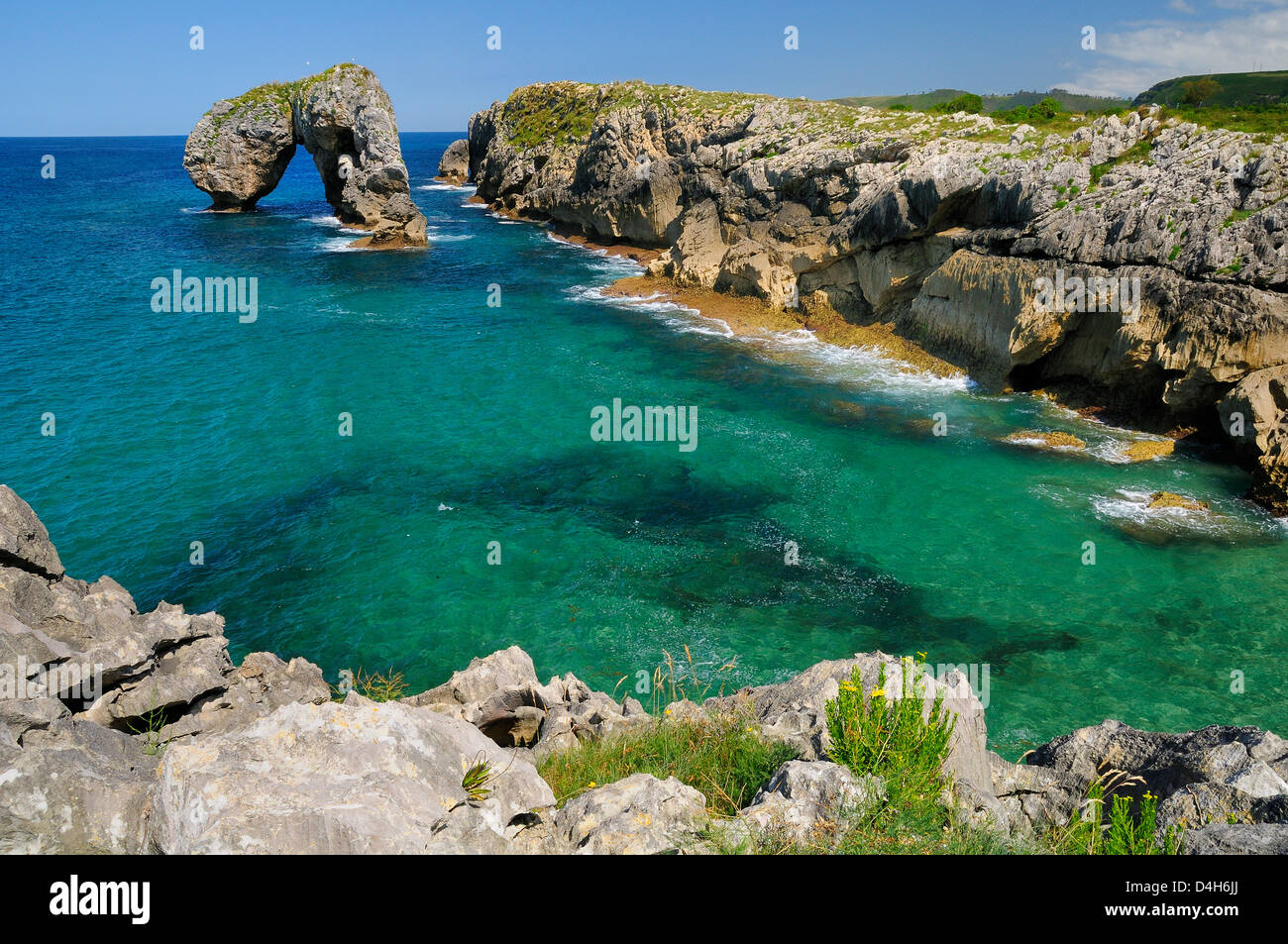 Castro de Gaviotas (die Möwe Fort) Karst Kalkstein Felsen Torbogen und La Canalina Bucht, in der Nähe von Llanes, Asturien, Spanien Stockfoto