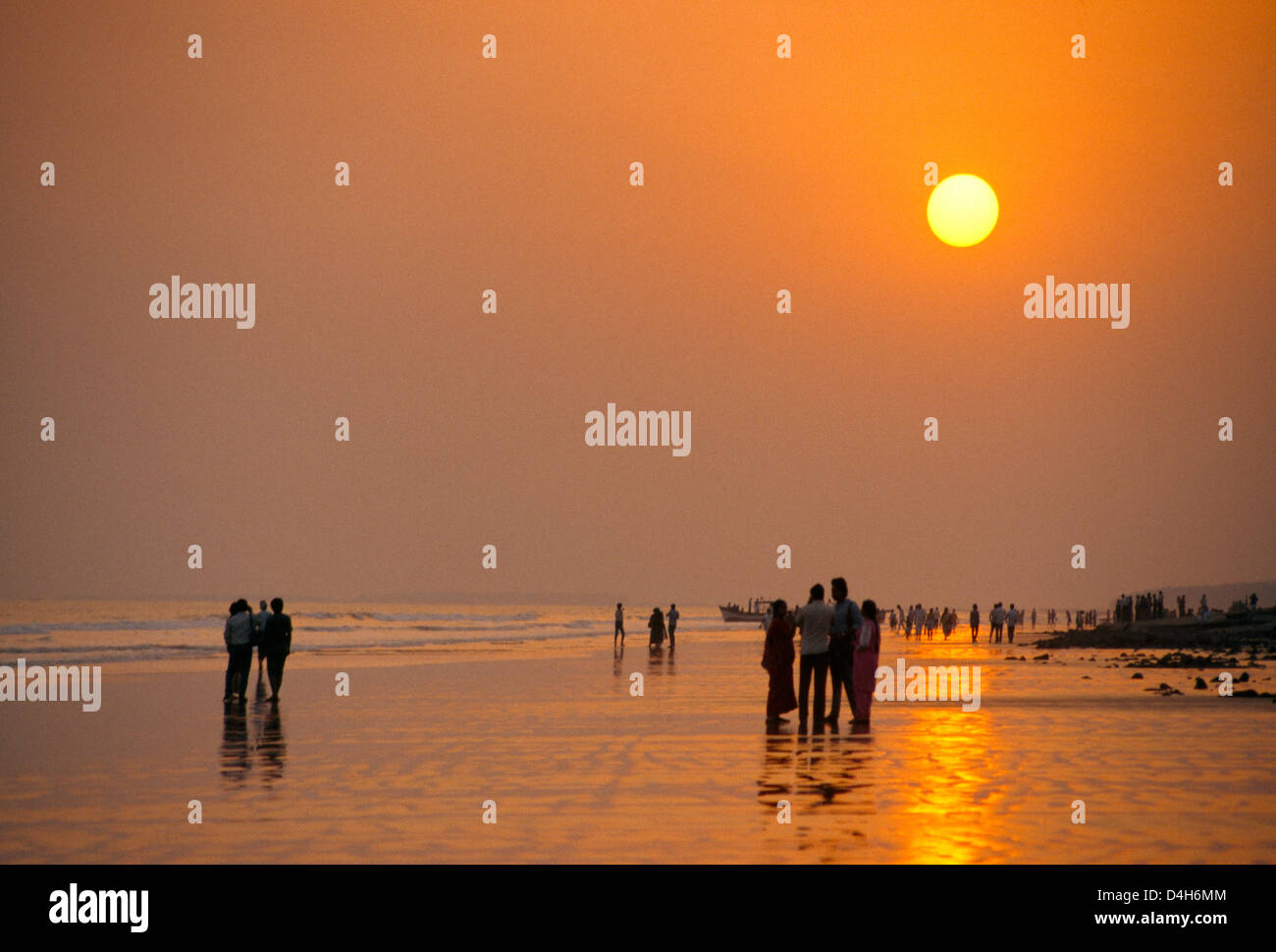Bucht von Bengal Indien Digha Sonnenuntergang Menschen zu Fuß am Strand Stockfoto