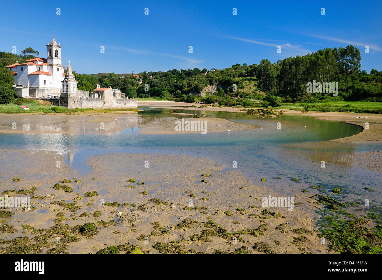 Niembro Bucht mit Kirche und Friedhof von Los Dolores bei Ebbe, in der Nähe von Llanes, Asturien, Spanien Stockfoto