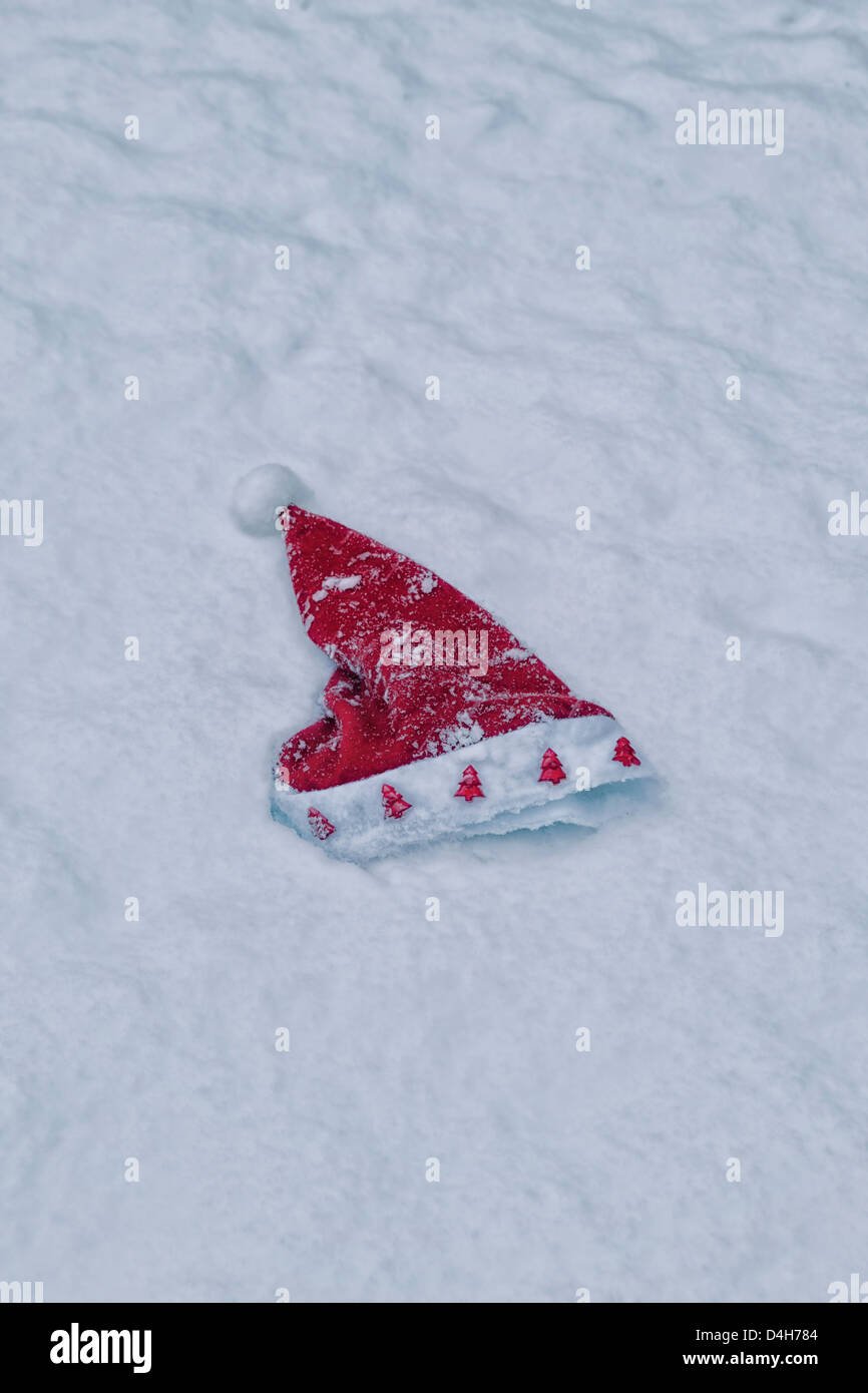 eine Weihnachtsmütze im Schnee liegen Stockfoto