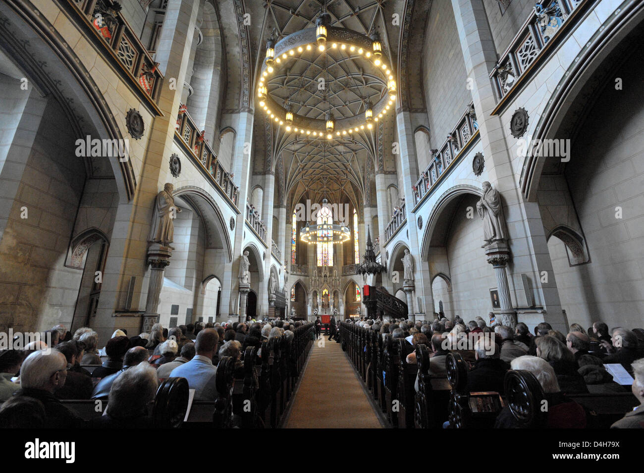 Evangelische Christen besuchen den Festgottesdienst anlässlich der Reformationstag auf den überfüllten Schlosskirche in Lutherstadt Wittenberg, Deutschland, 31. Oktober 2008. Reformationstag erinnert an den Tag, als Martin Luther (1483-1546) am 31 Oktober 1517 seine 95 Thesen an die Tür der Schlosskirche genagelt und damit begann die Reformation. Der Tag ist ein offizieller Feiertag in der Stockfoto