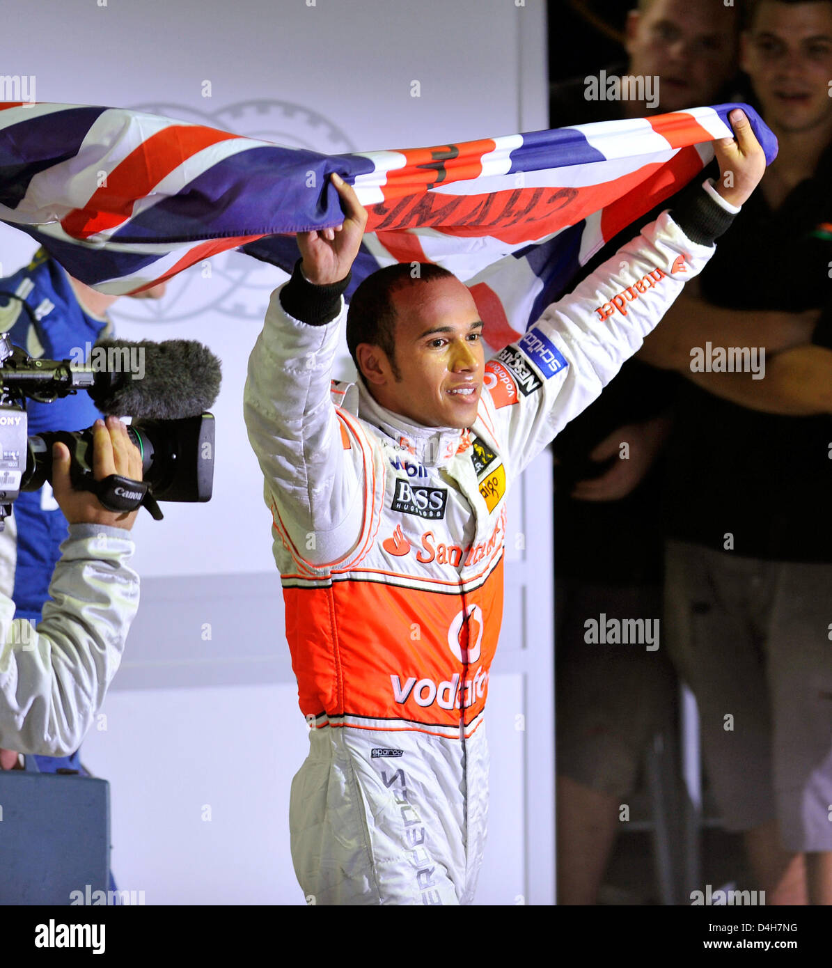Britische Formel1-Fahrer Lewis Hamilton von McLaren Mercedes feiert seine Meisterschaft, nachdem der F1 Grand Prix von Brasilien auf der Rennstrecke verfolgen in Interlagos bei Sao Paulo in Brasilien, 2. November 2008. Hamilton wurde 5. und gewann den Titel. Foto: GERO BRELOER Stockfoto