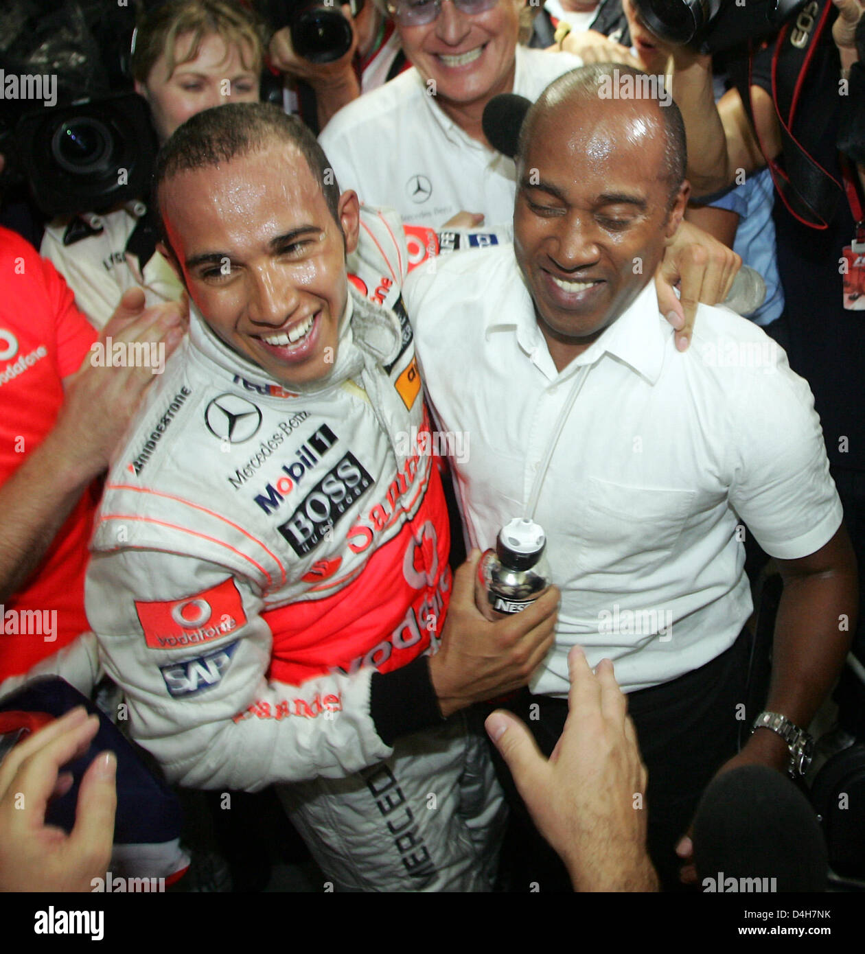 Britische Formel1-Fahrer Lewis Hamilton (L) von McLaren Mercedes feiert seine Meisterschaft mit seinem Vater Anthony nach der F1 Grand Prix von Brasilien auf der Rennstrecke verfolgen in Interlagos bei Sao Paulo in Brasilien, 2. November 2008. Hamilton wurde 5. und gewann den Titel. Foto: ROLAND WEIHRAUCH Stockfoto
