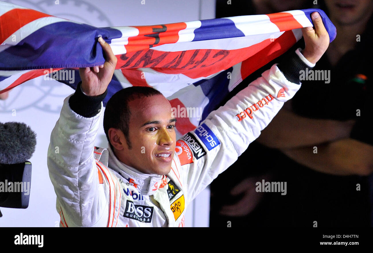 Britische Formel1-Fahrer Lewis Hamilton von McLaren Mercedes feiert seine Meisterschaft, nachdem der F1 Grand Prix von Brasilien auf der Rennstrecke verfolgen in Interlagos bei Sao Paulo in Brasilien, 2. November 2008. Hamilton wurde 5. und gewann den Titel. Foto: GERO BRELOER Stockfoto
