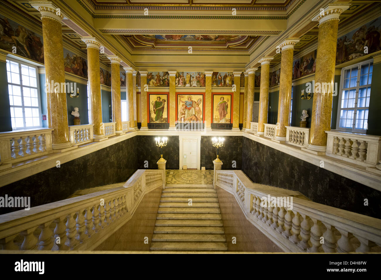 Das Ungarische Nationalmuseum Innenausstattung aus Marmor, Treppe und Galerie in Budapest, Ungarn Stockfoto