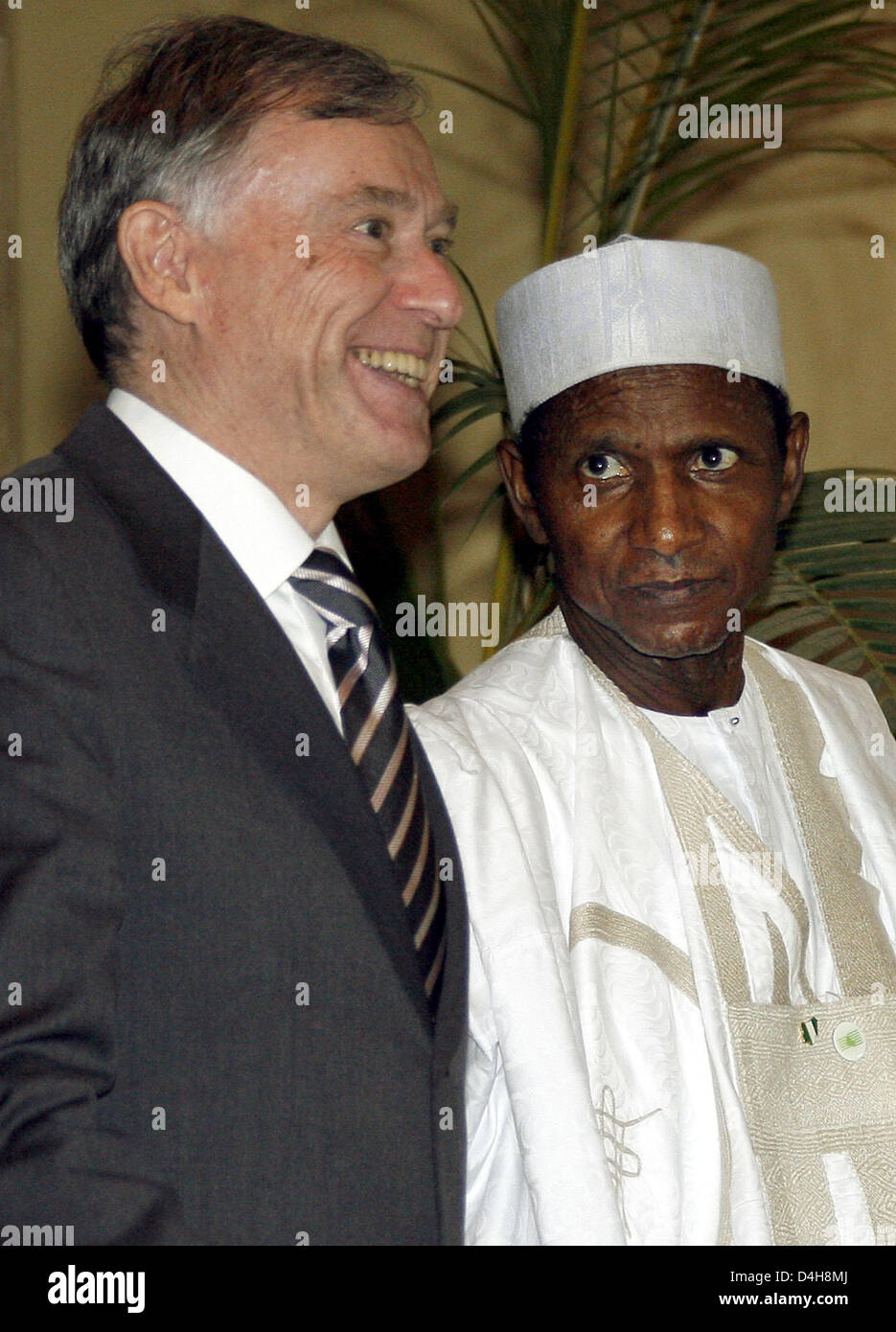 Deutscher Präsident Horst Köhler (L) wird von der nigerianische Präsident Umaru Musa Yar begrüßt? Adua (R) in Abuja, Nigeria, 7. November 2008. Das deutsche Staatsoberhaupt ist eine sechstägige Staatsbesuch in Nigeria und wird an die 4. Afrika-Forum teilnehmen. Foto: WOLFGANG KUMM Stockfoto