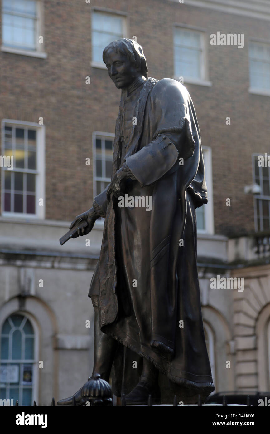 London England Statue von Guy Thomas Gründer von Guys Hospital und St. Thomas Hospital Stockfoto