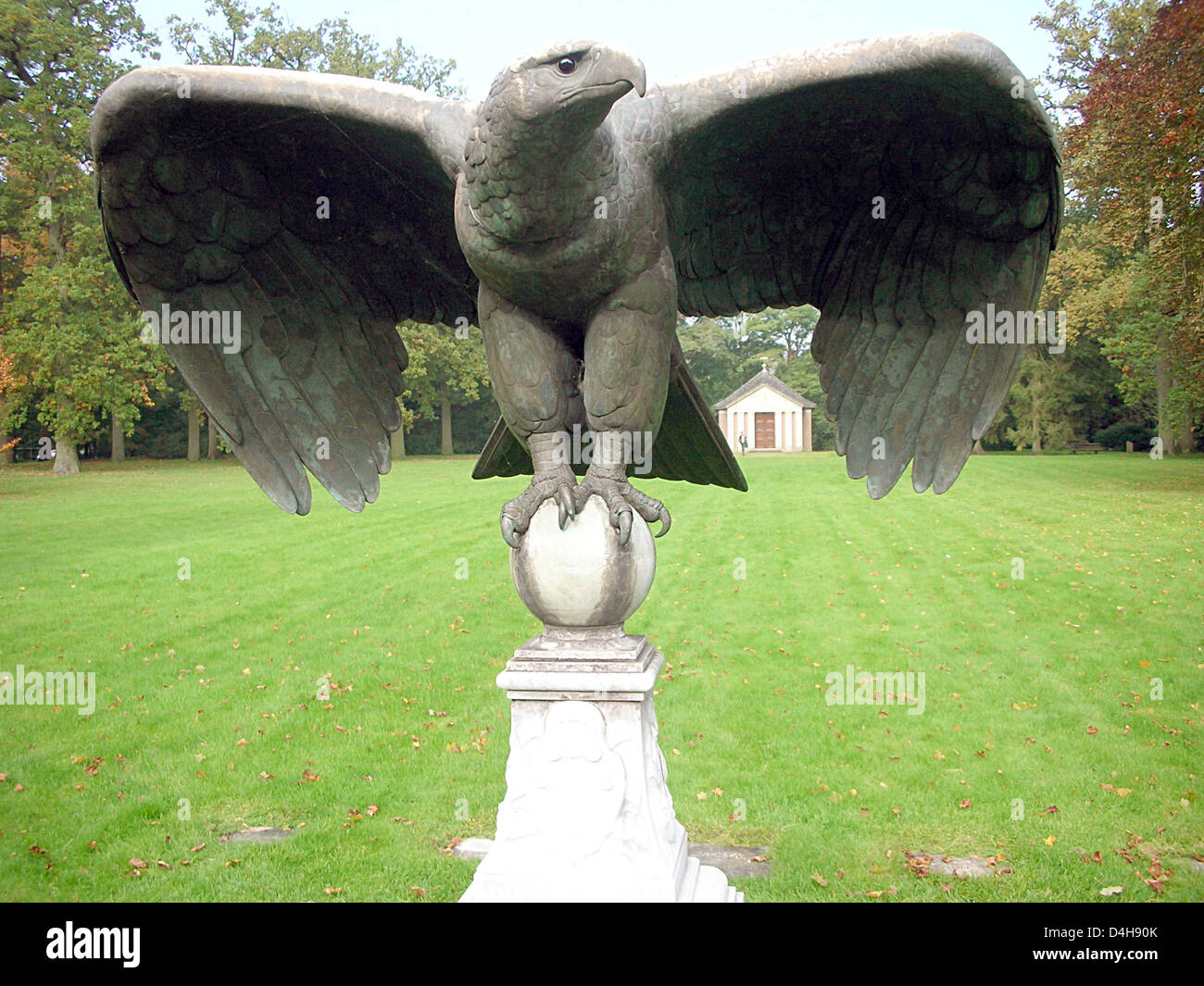 Die? Reichsadler? gesehen vor dem Mausoleum mit den Sarg des ehemaligen