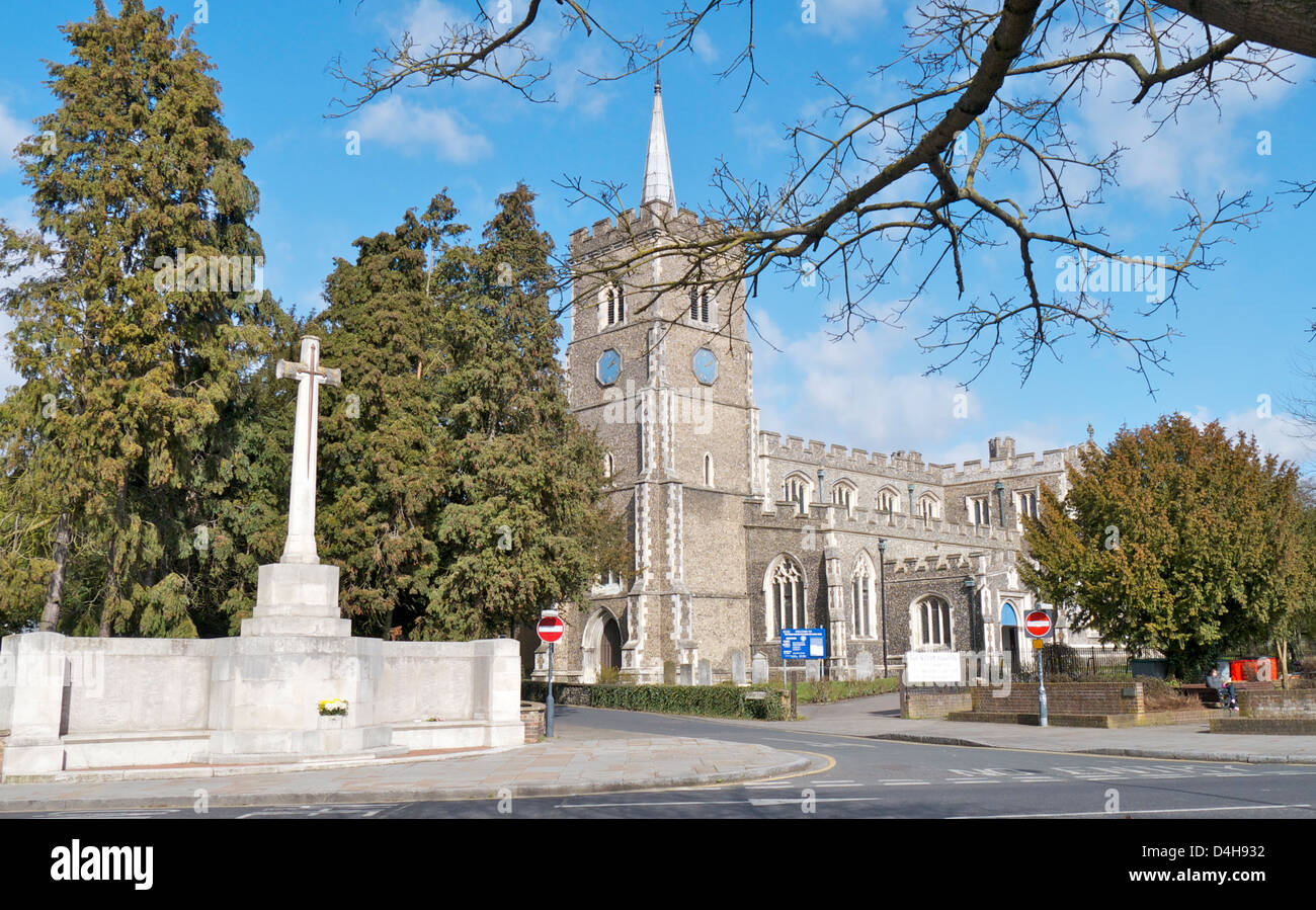 St Mary The Virgin Pfarrei Kirche Ware, Herts und Krieg-Denkmal in der Sonne. Stockfoto