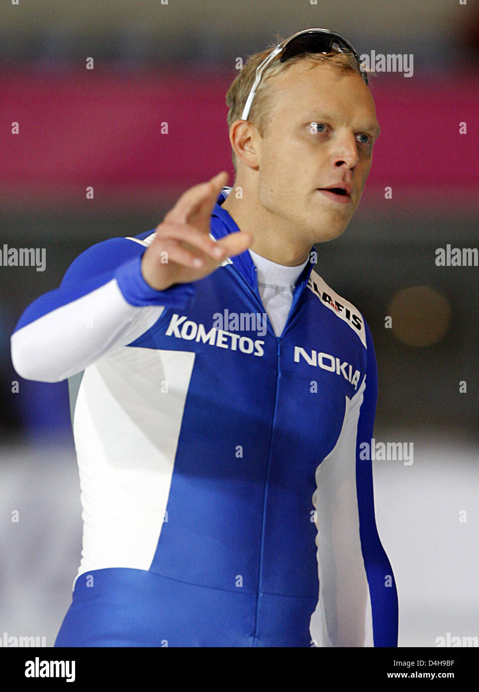 Finnische Eis Eisschnellläufer Pekka Koskela ist während des 500-Meter-Rennens der Eisschnelllauf-WM im Sportforum abgebildet? Hohenschönhausen? in Berlin, Deutschland, 7. November 2008. 106 Frauen und 144 Männer aus 27 Ländern nahmen an der Veranstaltung. Foto: Bernd Settnik Stockfoto