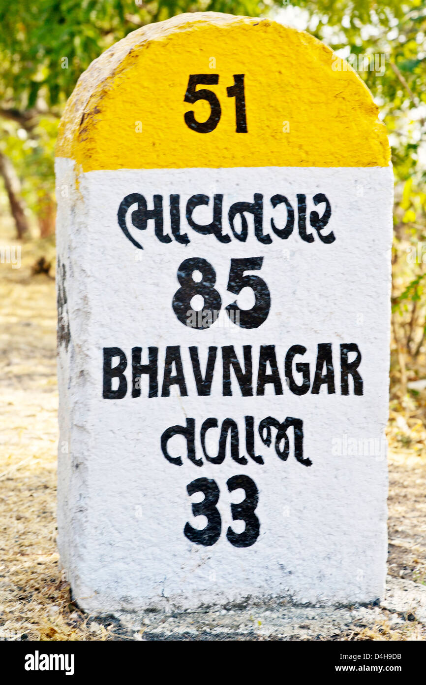 Auf dem Weg nach Bhavnagar aus Dwarka, 85 Kilometer Meilenstein Wegweiser und Wahrzeichen Stockfoto