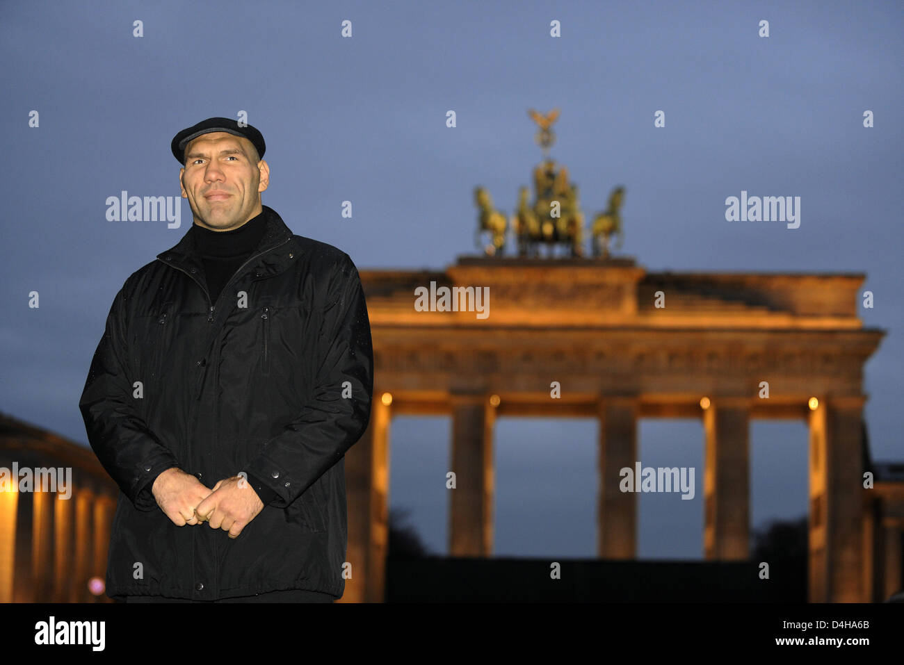 Russische Schwergewichts-Boxer Nikolai Valuev posiert vor dem Brandenburger Tor, Berlin, 18. November 2008. Er wird für die WBA Schwergewichts-Weltmeisterschaft gegen Evander Holyfiled (USA) in Zürich, Schweiz, am 20. Dezember 2008 box. Foto: RAINER JENSEN Stockfoto