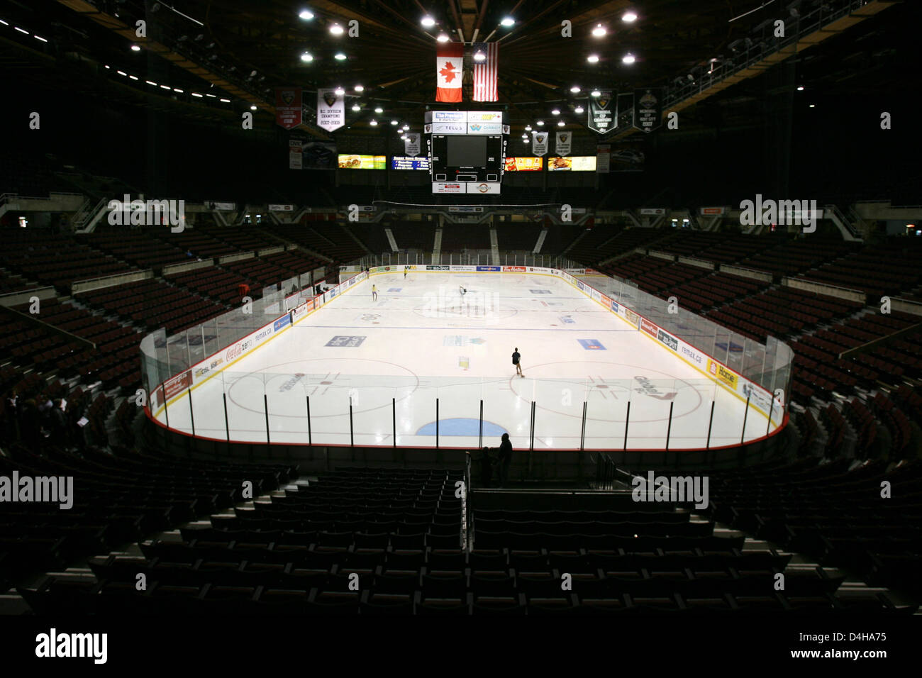 Abbildung Eisläufer sind in Aktion während einer Praxis im Pacific Coliseum in Vancouver, Kanada, 18. November 2008 dargestellt. Das Pacific Coliseum, das 1968 gebaut wurde, veranstaltet die Eiskunstlauf und Shorttrack-Wettbewerbe der Olympischen Spiele 2010 in Vancouver. Foto: Alexander Becher Stockfoto