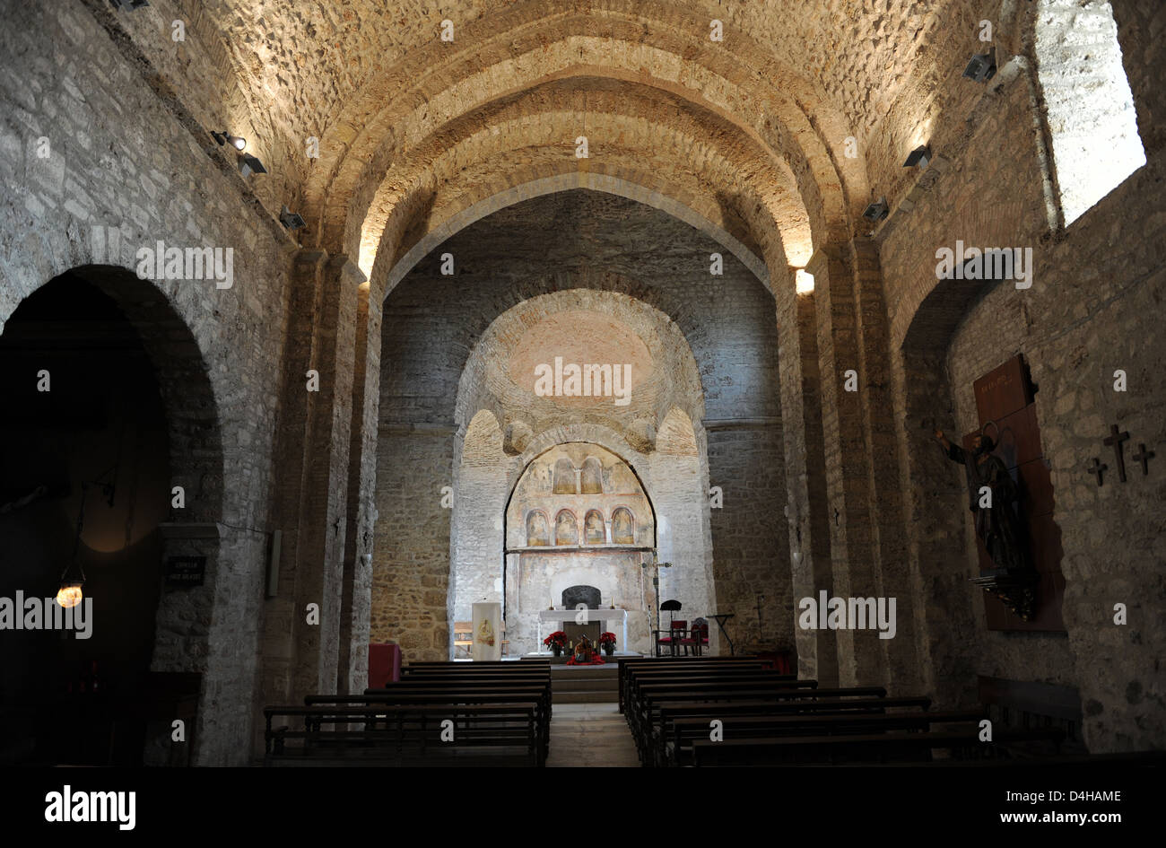 Vorromanischen Kirche des Heiligen Petrus. 8. bis 12. Jahrhundert. Innenraum mit zentralen Apsis. Terrassa. Katalonien. Spanien. Stockfoto