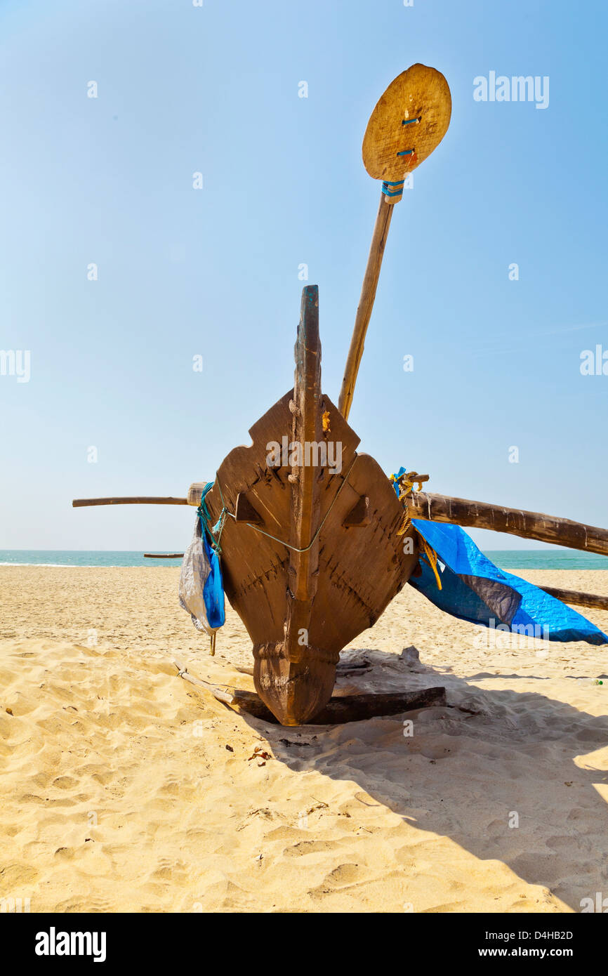 abstrakter Fishermans Katamaran mit einem Ruder / Paddel an einem Sandstrand und unter blauem Himmel. Generische Schuss des Ostens, Stockfoto