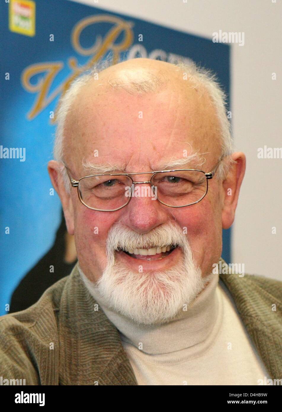Britischer Sänger Roger Whittaker präsentiert sein neue Album in deutscher Sprache? Liebe Endet Nie? (? Die Liebe niemals endet?) in Berlin, Deutschland, 24. November 2008. Whittaker werden auf Tour durch 28 deutschen Städten ab Januar 2009 ab. Foto: ALINA NOVOPASHINA Stockfoto