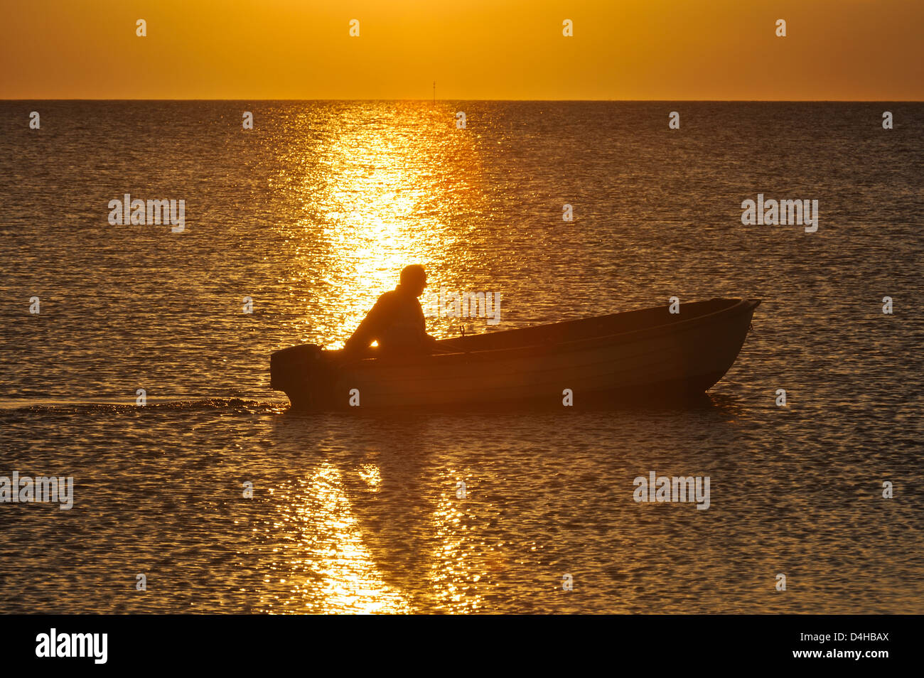 Person im Boot am Meer bei Sonnenuntergang, Bua, Halland, Schweden, Europa Stockfoto