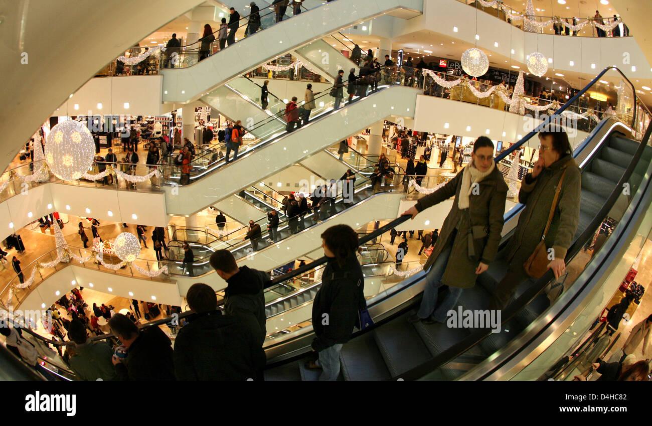 Menschen kaufen ein Kaufhaus in Leipzig, Deutschland, 29. November 2008. Einzelhandel liegt auf der Ziellinie und zentrale Hauptverband des deutschen Einzelhandels Handel (HDE) Delared, dass trotz Finanzkrise und Rezession ein Plus an Umsätze erwartet wird. Foto: Waltraud Grubitzsch Stockfoto