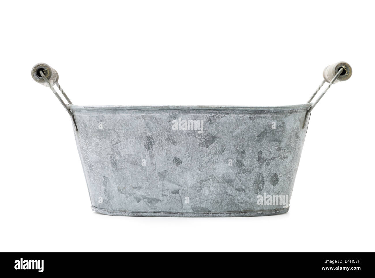 Haushaltswaren: alt, Zeit getragen, rostige verzinkte Waschschüssel, isoliert auf weißem Hintergrund Stockfoto