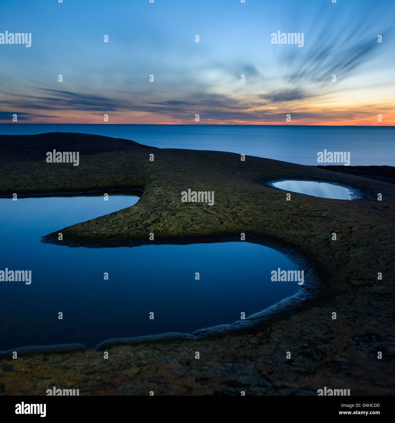 Kleine Bucht und das Meer in der Abenddämmerung, Öckerö, Bohuslän, Schweden, Europa Stockfoto