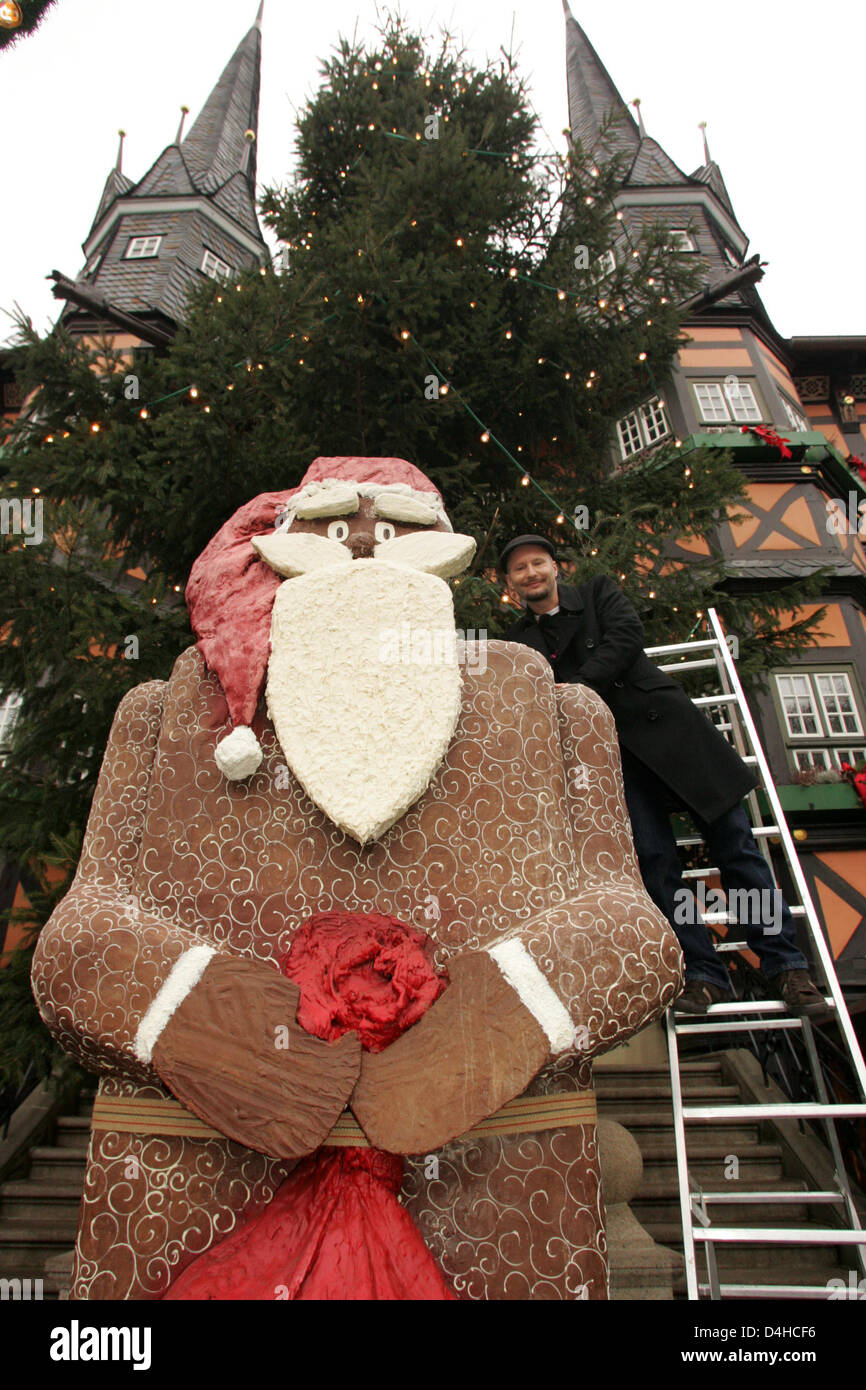 Der nach seinem Schöpfer Gerhard Petzl Welt? s größte Schokoladen Weihnachtsmann ist in Wernigerode, Deutschland, 2. Dezember 2008 vorgestellt. Es ist 3,65 m hoch, 1,55 m breit und wiegt 180 kg. Petzl erstellt die Schokolade Nicolaus in drei Tagen ohne Hilfe. Foto: MATTHIAS BEIN Stockfoto