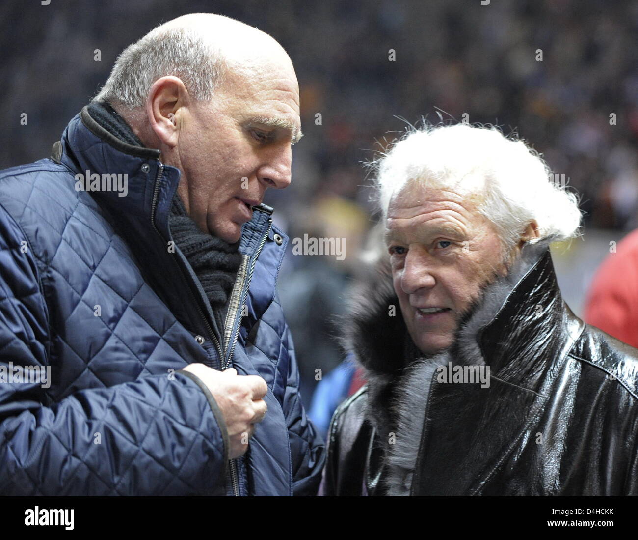 Kaufmännischer Leiter von Hertha BSC Berlin, Dieter Hoeneß, plaudert mit Co-Trainer von Galatasaray Istanbul, Karl-Heinz Feldkamp, vor dem UEFA-Cup-Gruppe B match bei Olympiastadium in Berlin, Deutschland, 3. Dezember 2008. Istanbul Berlin 1: 0 besiegt und bestätigt seinen Platz unter den letzten 32 des UEFA-Pokals. Foto: SOEREN STACHE Stockfoto