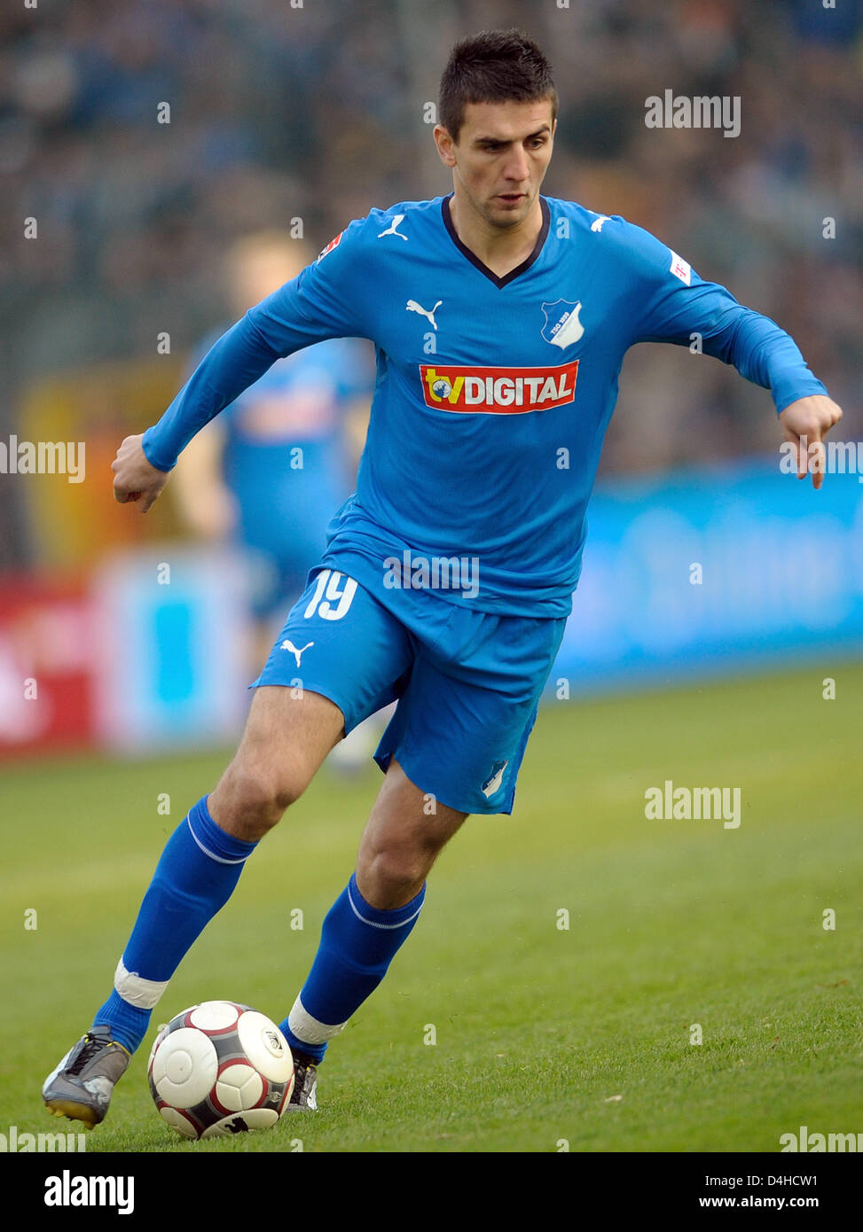 Hoffenheim? s Vedad Ibisevic steuert den Ball in der deutschen Bundesliga Partie TSG 1899 Hoffenheim V SC Karlsruhe im Carl Benz Stadion Mannheim, Deutschland, 1. November 2008. Bundesliga-Neuling Hoffenheim steht Titan FC Bayern München in die oberen Zusammenstoß am 5. Dezember 2008. Foto: Ronald Wittek Stockfoto