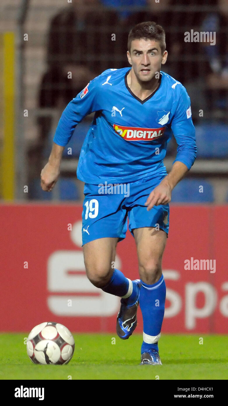 Hoffenheim? s Vedad Ibisevic steuert den Ball in der deutschen Bundesliga Partie Hoffenheim V Hamburg im Carl Benz Stadion Mannheim, Deutschland, 26. Oktober 2008. Bundesliga-Neuling Hoffenheim steht Titan FC Bayern München in die oberen Zusammenstoß am 5. Dezember 2008. Foto: Ronald Wittek Stockfoto