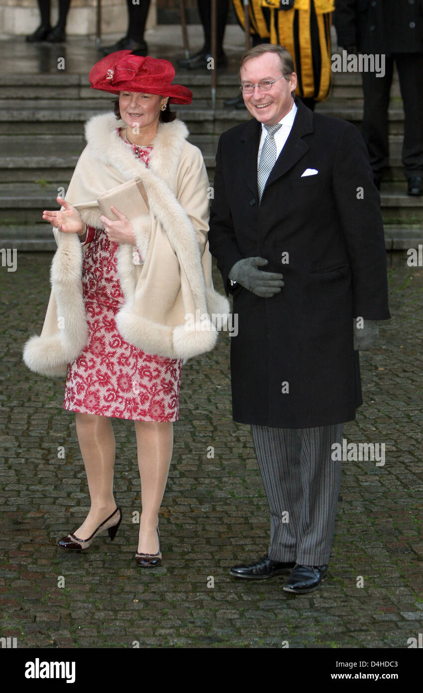 Prinzessin Margaretha (L) und ihr Bruder Prinz Jean von Luxemburg besuchen die standesamtliche Trauung von Erzherzogin Marie Christine von Österreich und Graf Rodolphe von Limburg Stirum im Rathaus in Mechelen, Belgien, 6. Dezember 2008. Foto: Patrick van Katwijk Stockfoto