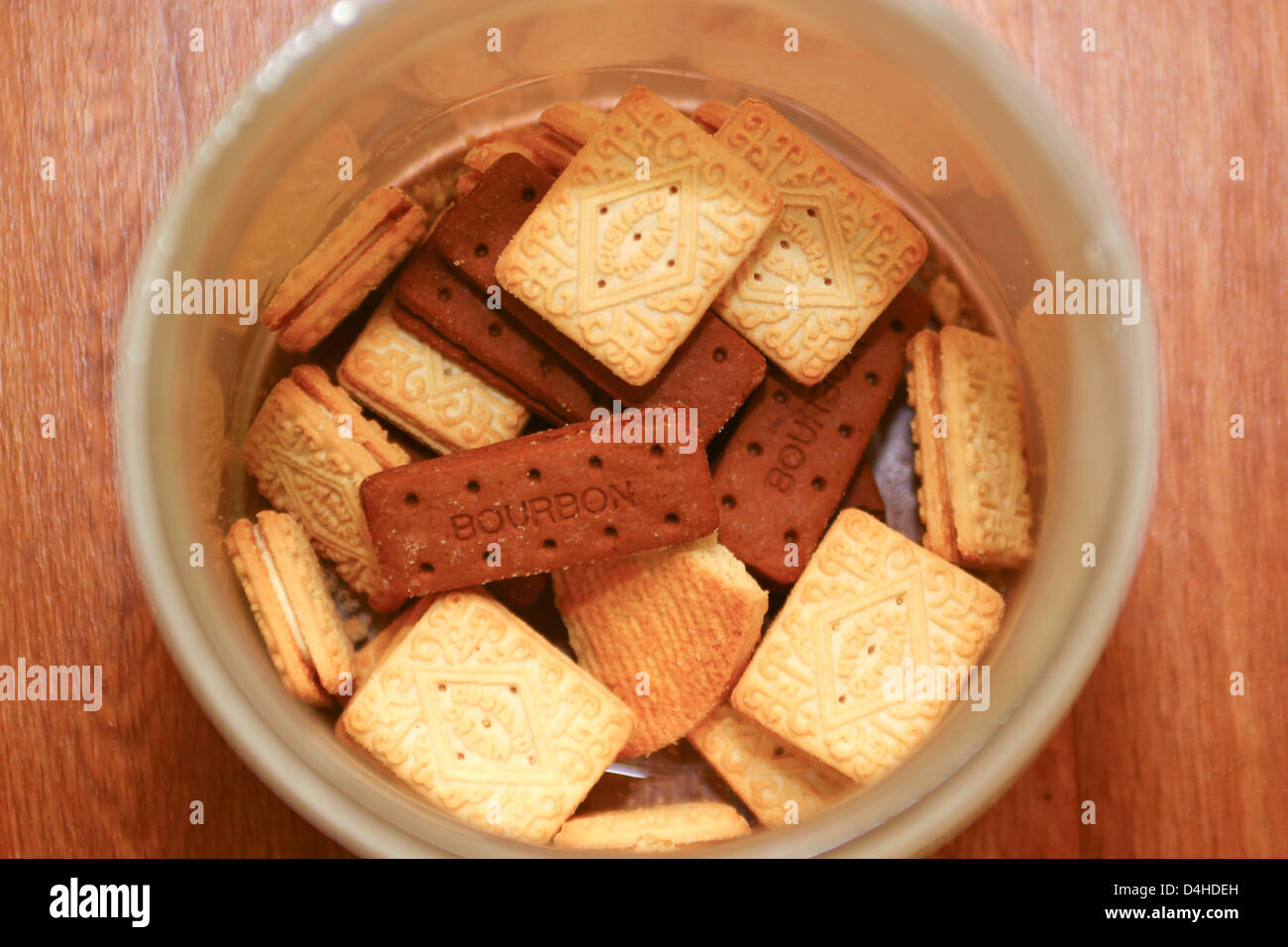 Pudding-Sahne und Bourbon-Kekse in Glas Stockfoto