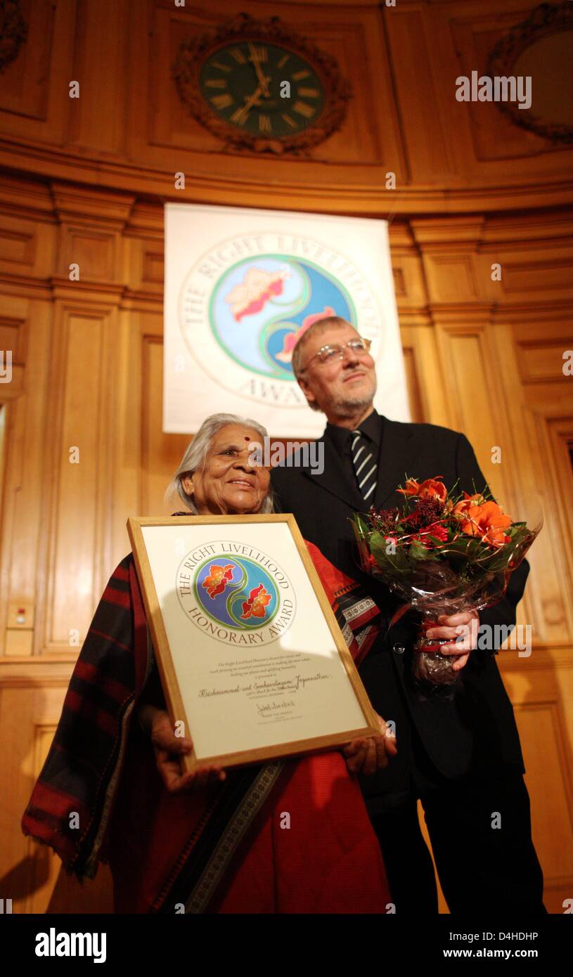 Jakob von Uexküll präsentiert indische Krishnammal Jagannathan (L) mit der Alternative Nobelpreis 2008 im schwedischen Parlament in Stockholm, Schweden, 8. Dezember 2008. Jagannathan ist für ihr lebenslanges soziales Engagement geehrt. Foto: KAY NIEFELD Stockfoto