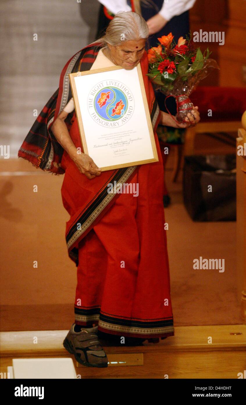 Indian Krishnammal Jagannathan verlässt die Bühne mit ihrem Alternative Nobelpreis 2008 im schwedischen Parlament in Stockholm, Schweden, 8. Dezember 2008. Jagannathan ist für ihr lebenslanges soziales Engagement geehrt. Foto: KAY NIEFELD Stockfoto