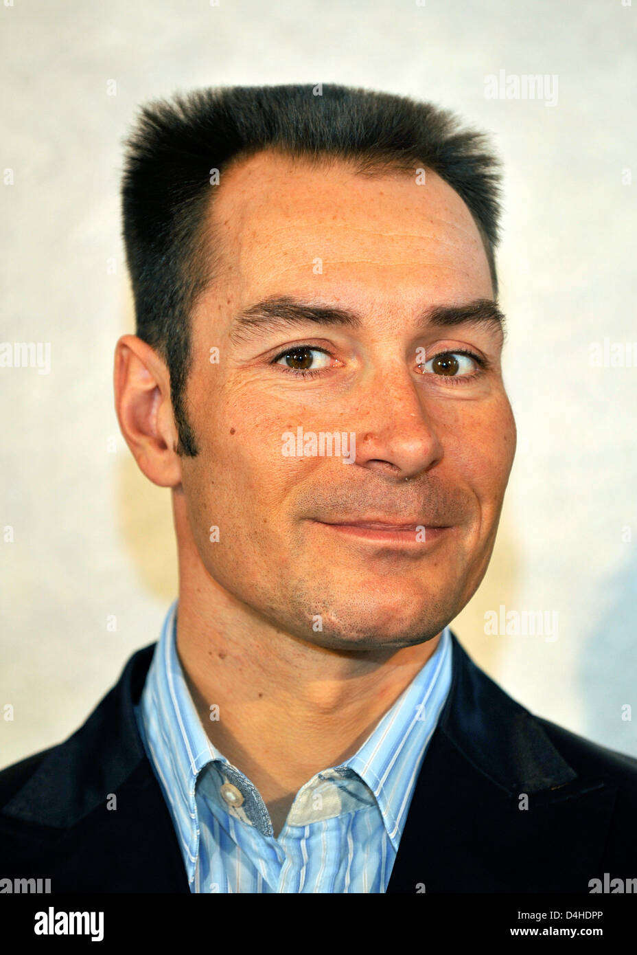 Deutscher Radrennfahrer Erik Zabel stellt während einer Pressekonferenz in den Vorlauf der sechs-Tage-Rennen in Berlin, Deutschland, 9. Dezember 2008. Die sechs-Tage Rennen statt vom 22. bis 27. Januar 2009 markiert beide Veranstaltung? s 100. Geburtstag und Zabel? s letzte Mal Rennen. Zabel, ein Rad-Symbol hatte seinen Rücktritt vom Profi-Radsport im September 2008 angekündigt. Foto: GERO BRELOER Stockfoto