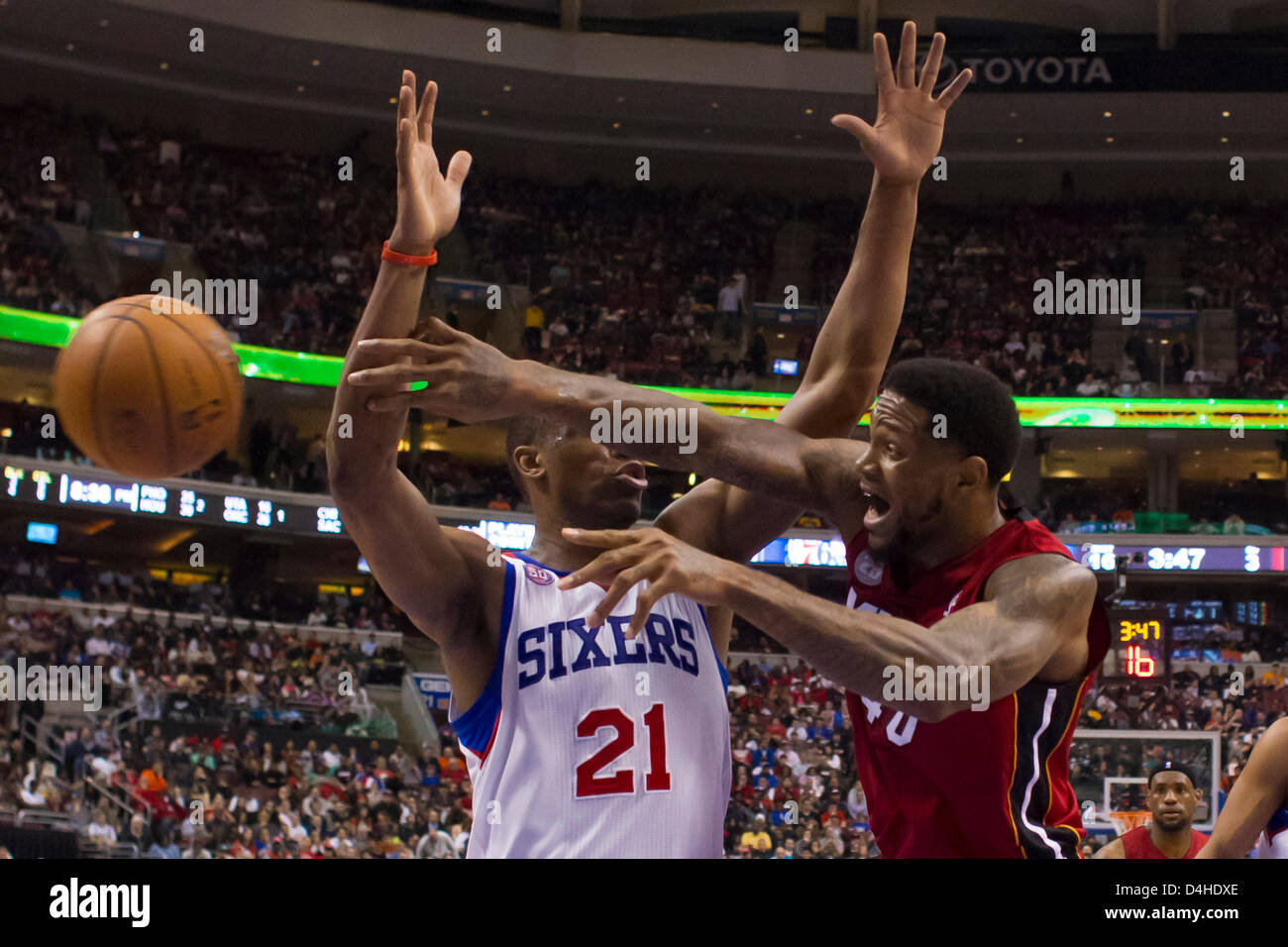 13. März 2013: Miami Heat Power-forward geht Udonis Haslem (40) den Ball vorbei an Philadelphia 76ers kleine vorwärts Thaddeus Young (21) während der NBA-Spiel zwischen den Miami Heat und die Philadelphia 76ers im Wells Fargo Center in Philadelphia, Pennsylvania. Die Miami Heat schlagen die Philadelphia 76ers, 98-94. Stockfoto