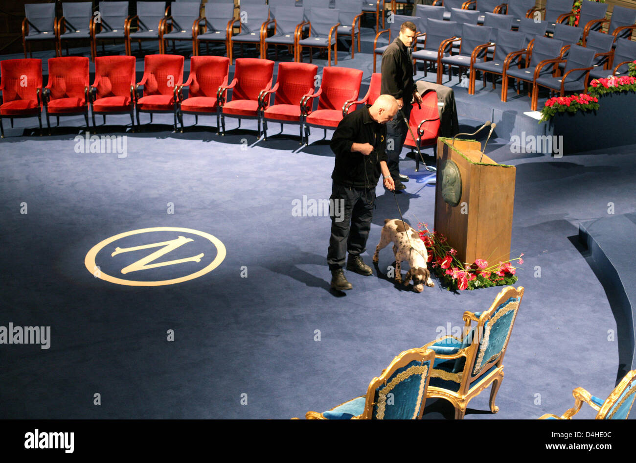Polizisten suchen mit einem Spürhund die Konzertbühne Halle, wo am Nachmittag der Nobelpreisverleihung, in Stockholm, Schweden, 10. Dezember 2008 stattfinden wird. Mit 10 Millionen schwedischen Kronen (knapp 1 Million Euro) er ist dotiert. Foto: KAY NIETFELD Stockfoto