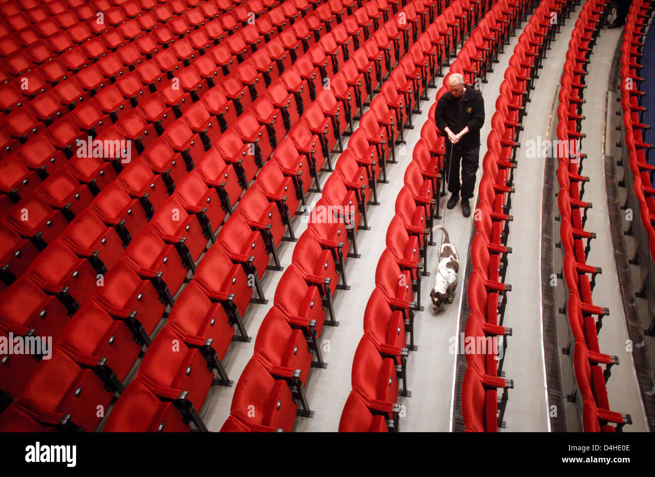 Polizisten suchen mit einem Spürhund den Konzertsaal sitzen Reihen, wo am Nachmittag der Nobelpreisverleihung, in Stockholm, Schweden, 10. Dezember 2008 stattfinden wird. Mit 10 Millionen schwedischen Kronen (knapp 1 Million Euro) er ist dotiert. Foto: KAY NIETFELD Stockfoto