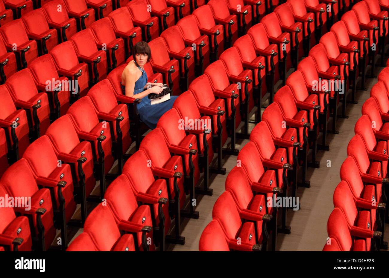 Eine Frau, gekleidet in ein Abendkleid sitzt alleine in der Konzerthalle? s Bestuhlung Reihen, wo am Nachmittag der Nobelpreisverleihung, in Stockholm, Schweden, 10. Dezember 2008 stattfindet. Mit 10 Millionen schwedischen Kronen (knapp 1 Million Euro) er ist dotiert. Foto: KAY NIETFELD Stockfoto