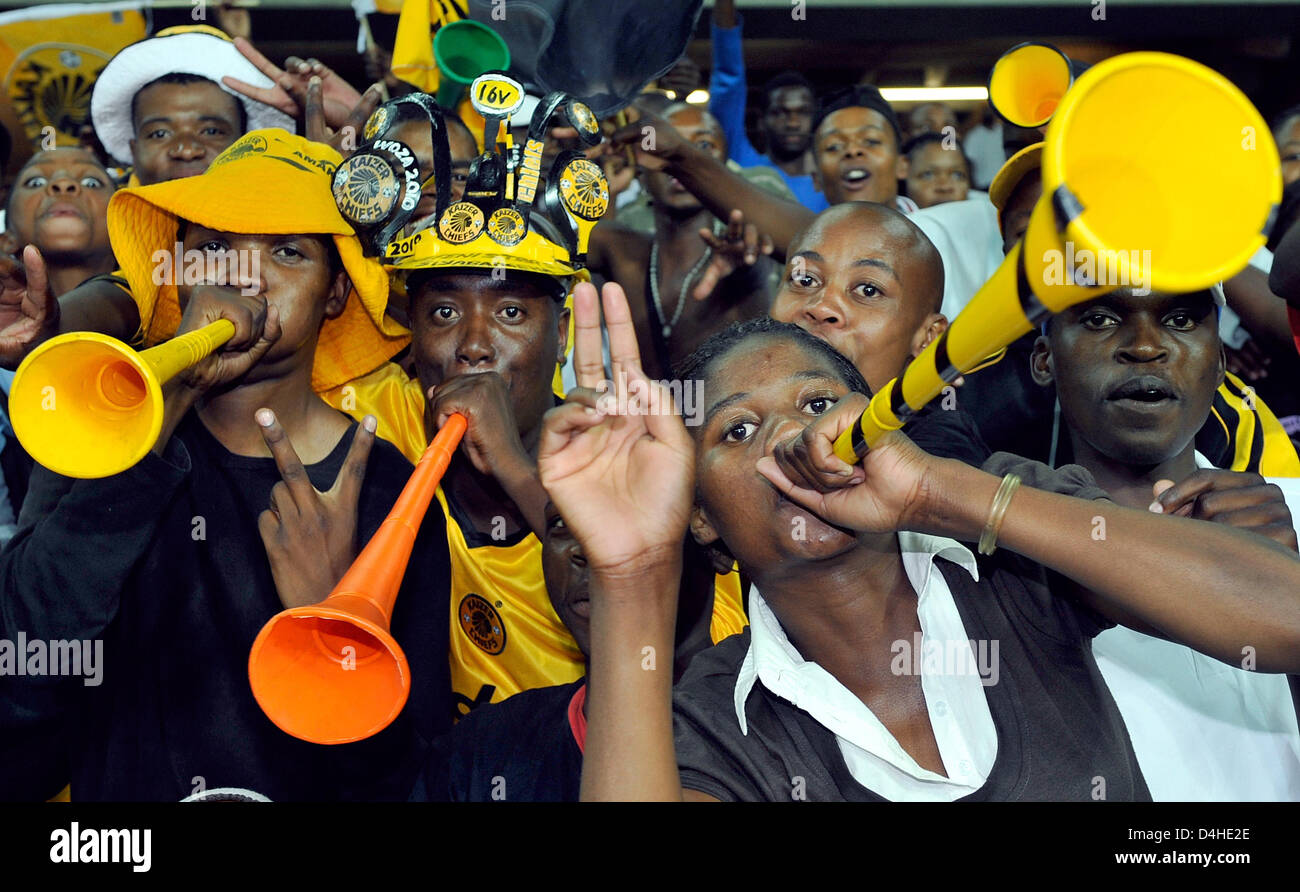 Fans von der lokalen Fußballmannschaft, die Kaizer Chiefs abgebildet sind Jubel während der Premier League Spiel gegen die Thunder-Zulu-Stars im Orlando Stadium in Soweto, Südafrika, 26. November 2008. Foto: Gero Breloer Stockfoto