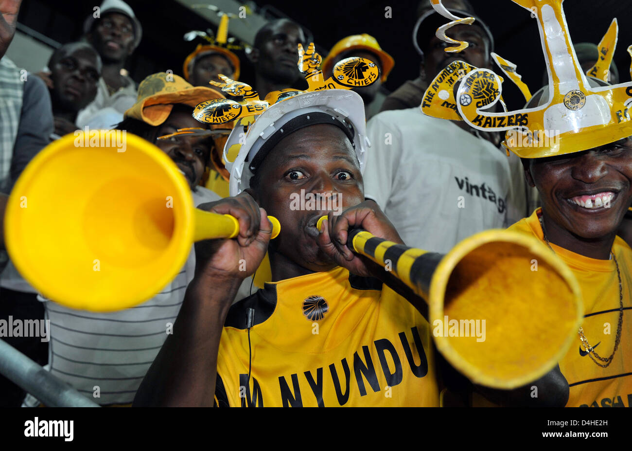 Fans von der lokalen Fußballmannschaft, die Kaizer Chiefs abgebildet sind Jubel während der Premier League Spiel gegen die Thunder-Zulu-Stars im Orlando Stadium in Soweto, Südafrika, 26. November 2008. Foto: Gero Breloer Stockfoto