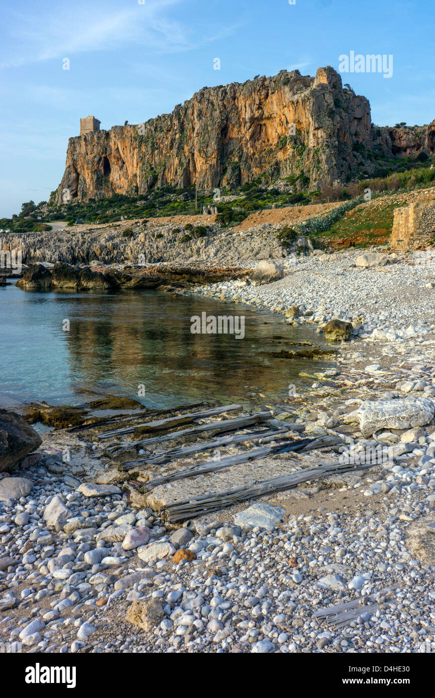 Altes Boot Rampe Klippen und Burg, San Vito lo Capo, Sizilien Stockfoto