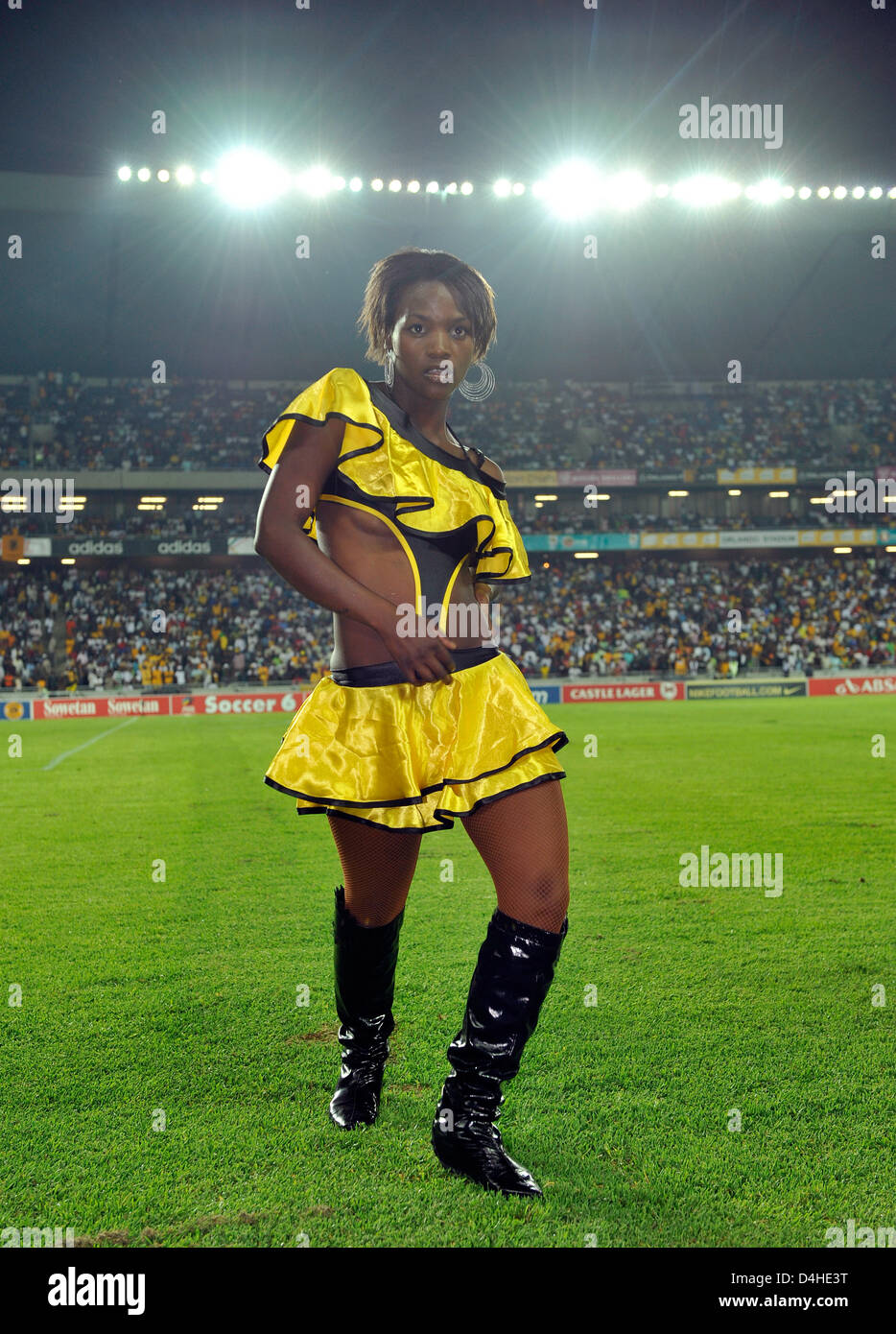 Eine Cheerleader der lokalen Fußballmannschaft Kaizer Chiefs führt während der Premier-League-Spiel gegen die Thunder-Zulu-Stars im Orlando Stadium in Soweto, Südafrika, 26. November 2008. Foto: Gero Breloer Stockfoto