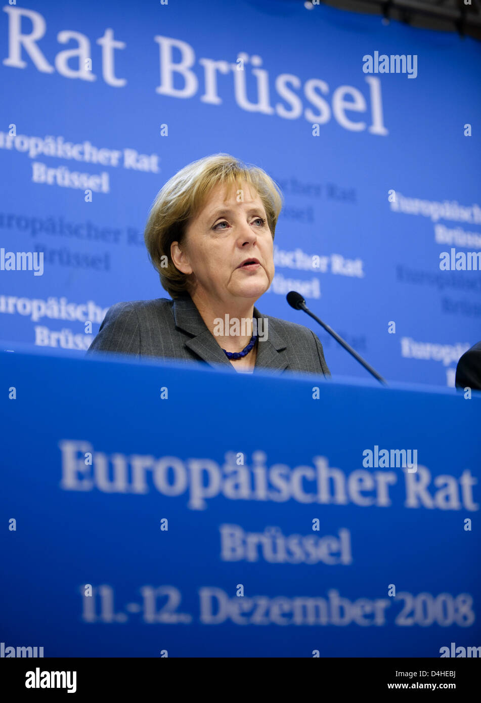 Bundeskanzlerin Angela Merkel spricht während einer Pressekonferenz am zweiten Tag des EU-Gipfels in Brüssel, 12. Dezember 2008. Dem EU-Gipfel ist als Glaubwürdigkeitstest für Europa von seiner Bereitschaft zur Bekämpfung des Klimawandels in Rechnung gestellt. Foto Thierry Monasse Stockfoto