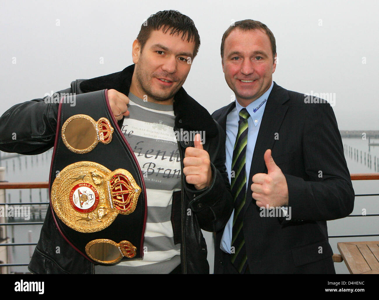 Die WBA schwere Gewicht World Champion Ruslan Chagaev (L), Trainer stellt mit seinem Championgürtel und seine Michael Timm (R) von? Universum Box-Promotion? für Fotografen zu posieren? Yachthafenresidenz Hohe Duene? in Rostock, Deutschland, 16. Dezember 2008. Nach schweren Verletzungen der Achillessehne wird Chagaev Kampf gegen Carl Davis Drumond in Rostock, Deutschland, 7. Februar 2009. Foto: Stockfoto