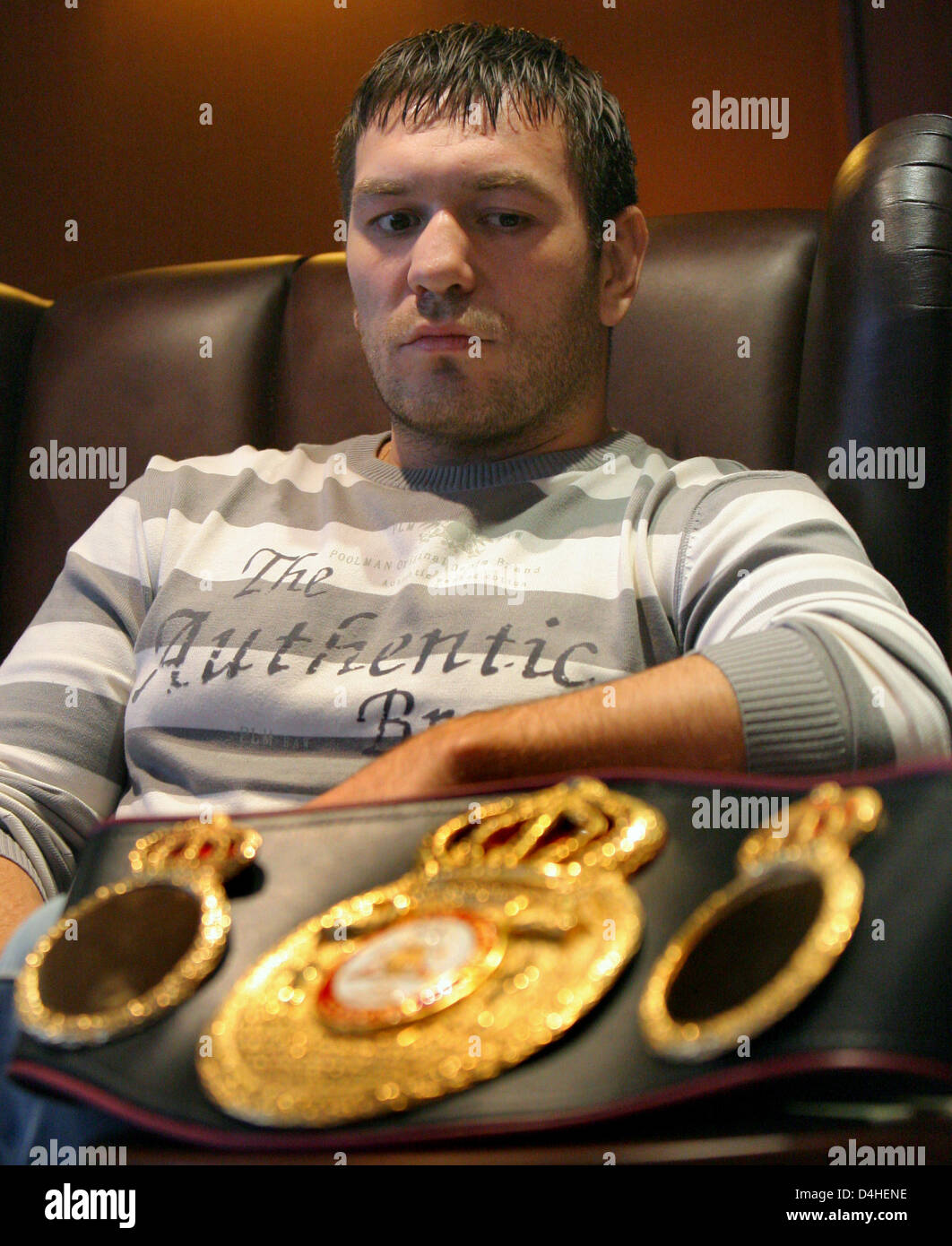 Die WBA schwere Gewicht World Champion Ruslan Chagaev Posen mit seinem Champion Gürtel an? Yachthafenresidenz Hohe Duene? in Rostock, Deutschland, 16. Dezember 2008. Nach schweren Verletzungen der Achillessehne wird Chagaev Kampf gegen Carl Davis Drumond in Rostock, Deutschland, 7. Februar 2009. Foto: Bernd Wuestneck Stockfoto