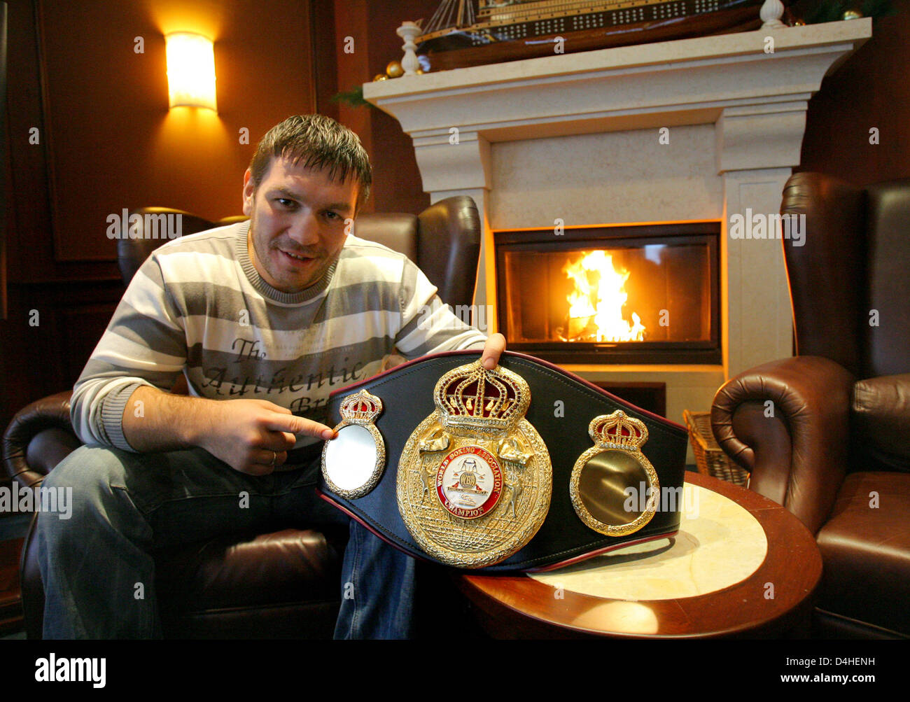 Die WBA schwere Gewicht World Champion Ruslan Chagaev Posen mit seinem Champion Gürtel an? Yachthafenresidenz Hohe Duene? in Rostock, Deutschland, 16. Dezember 2008. Nach schweren Verletzungen der Achillessehne wird Chagaev Kampf gegen Carl Davis Drumond in Rostock, Deutschland, 7. Februar 2009. Foto: Bernd Wuestneck Stockfoto