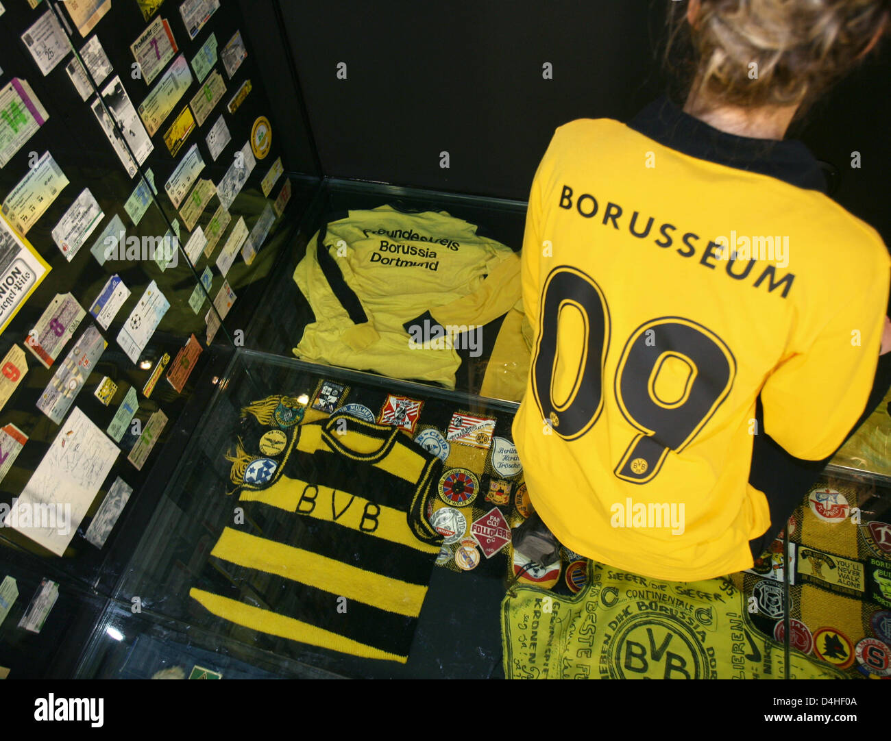 Mitarbeiter des Museums Katharina auf deutsche Bundesliga abgebildet Verein Borussia Dortmund? s Club Museum? BORUSSEUM? in Dortmund, Deutschland, 18. Dezember 2008. Der Club öffnet das Museum am 19 Dezember auf seinen 99. Geburtstag. Foto: FRANZ-PETER TSCHAUNER Stockfoto